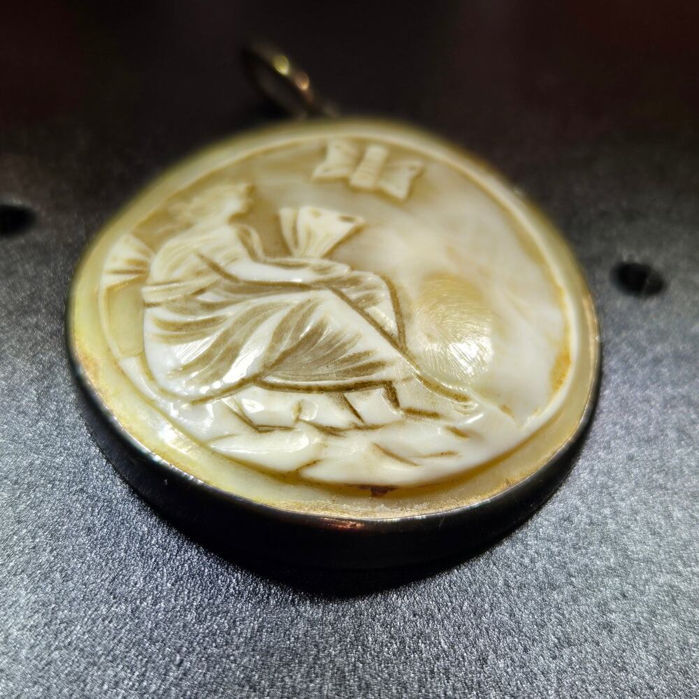 Antique Carved Mother of Pearl Shell Cameo Pendant Sacramental Medallion Silver - Picture 12 of 12